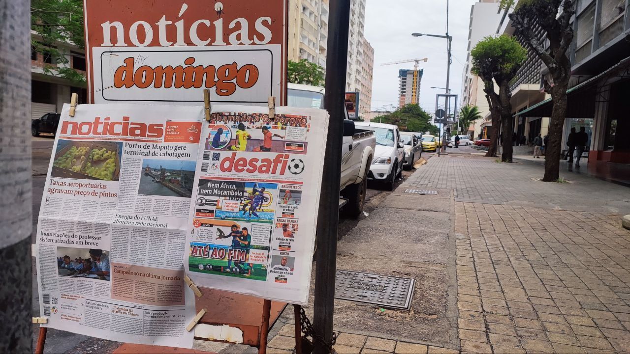 While grain ships lie empty, elites grow fat