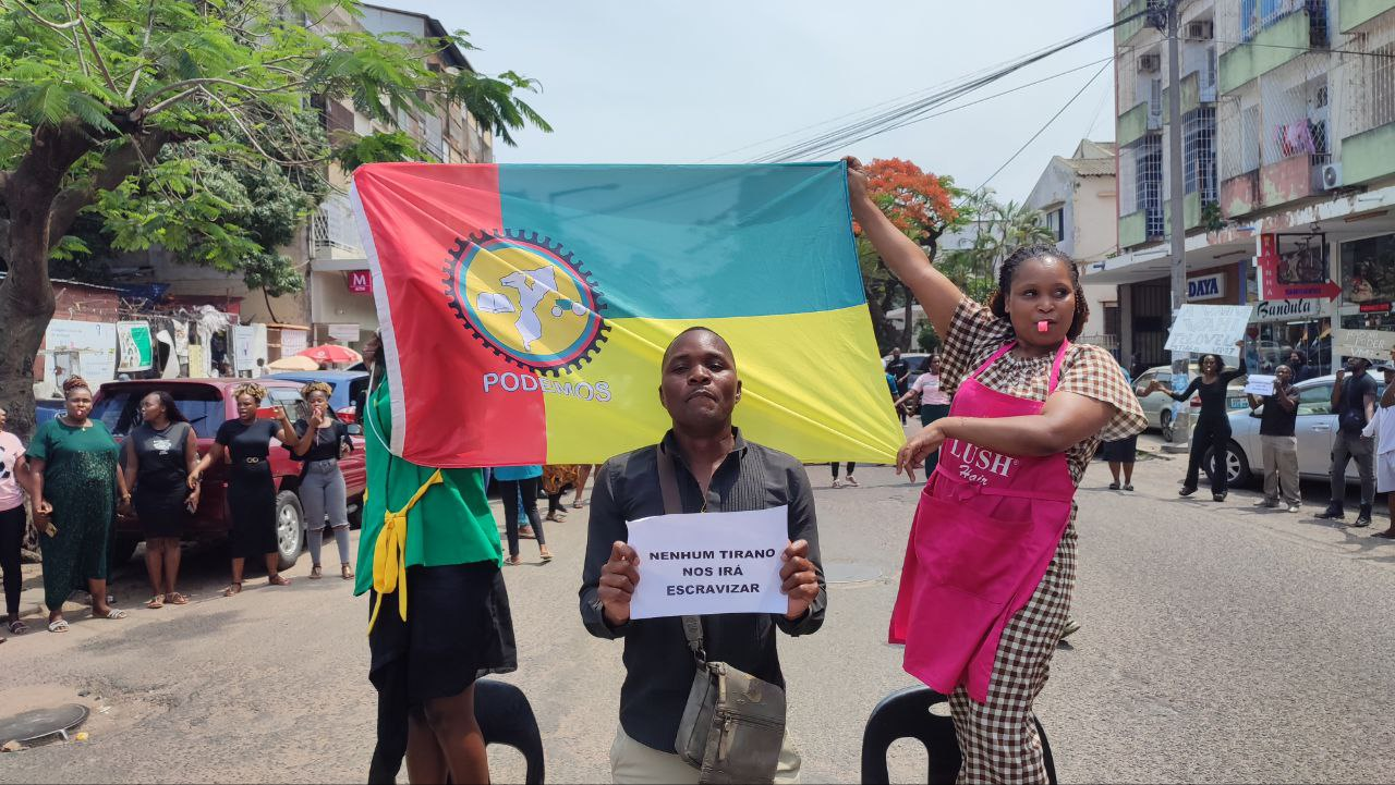 Writing the first draft of Mozambican history