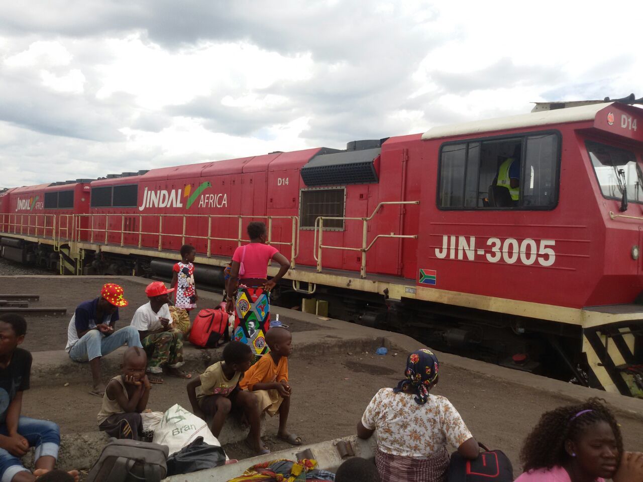 Mozambique coal train derails, blocking Beira line