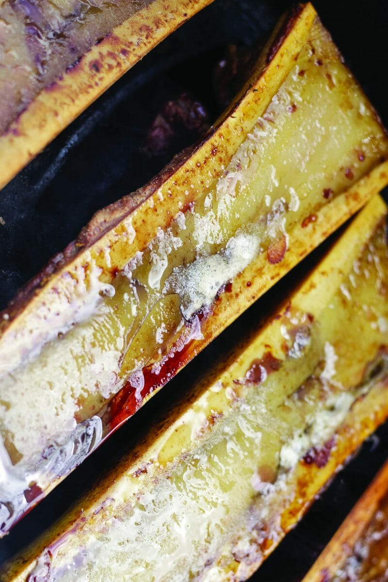 Gros plan sur des os à moelle fumés