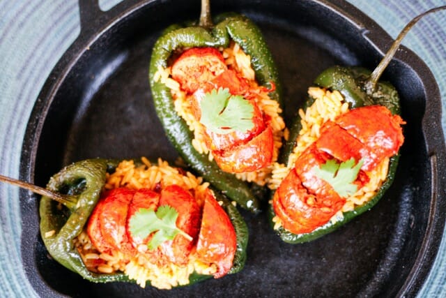 3 Piments verts farcis de riz rouge et de petits chorizos tranchés