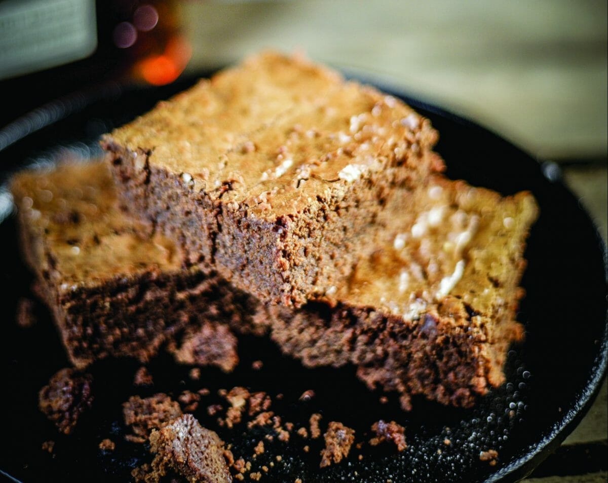 Gros plan sur une pile de morceaux de Brownie au chocolat
