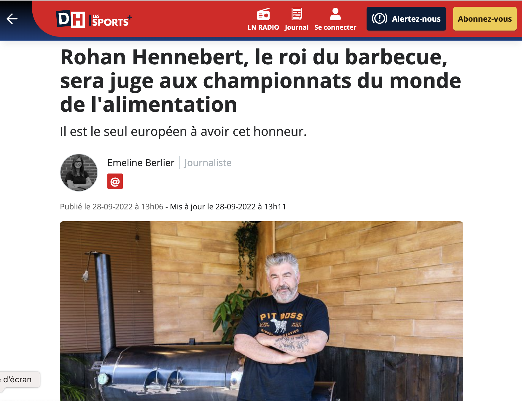 Chef Rohan les brase croisés devant son BBQ Offset