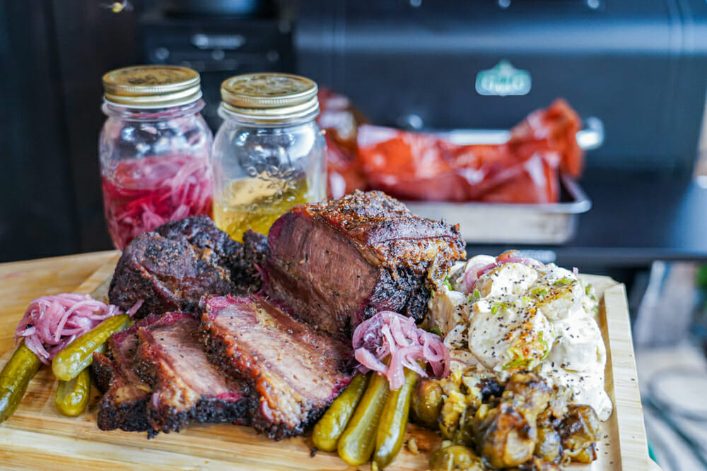 Paleron fumé comme un brisket, tranché, pickels, salade de p.d.t.  sur une planche