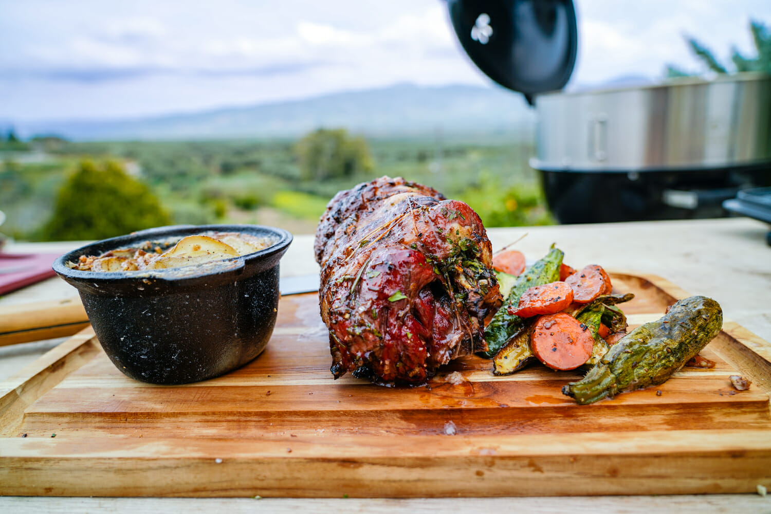 Agneau farci au romarin, rôti au barbecue et glacé au miel