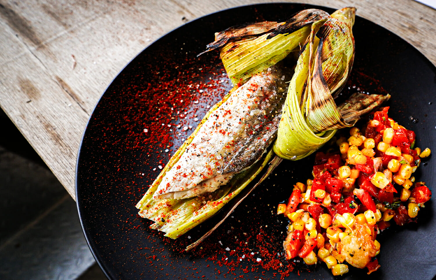 Recette de poisson en papillote de maïs au Barbecue, salade de maïs grillé, beurre au basilic et Jalapeno