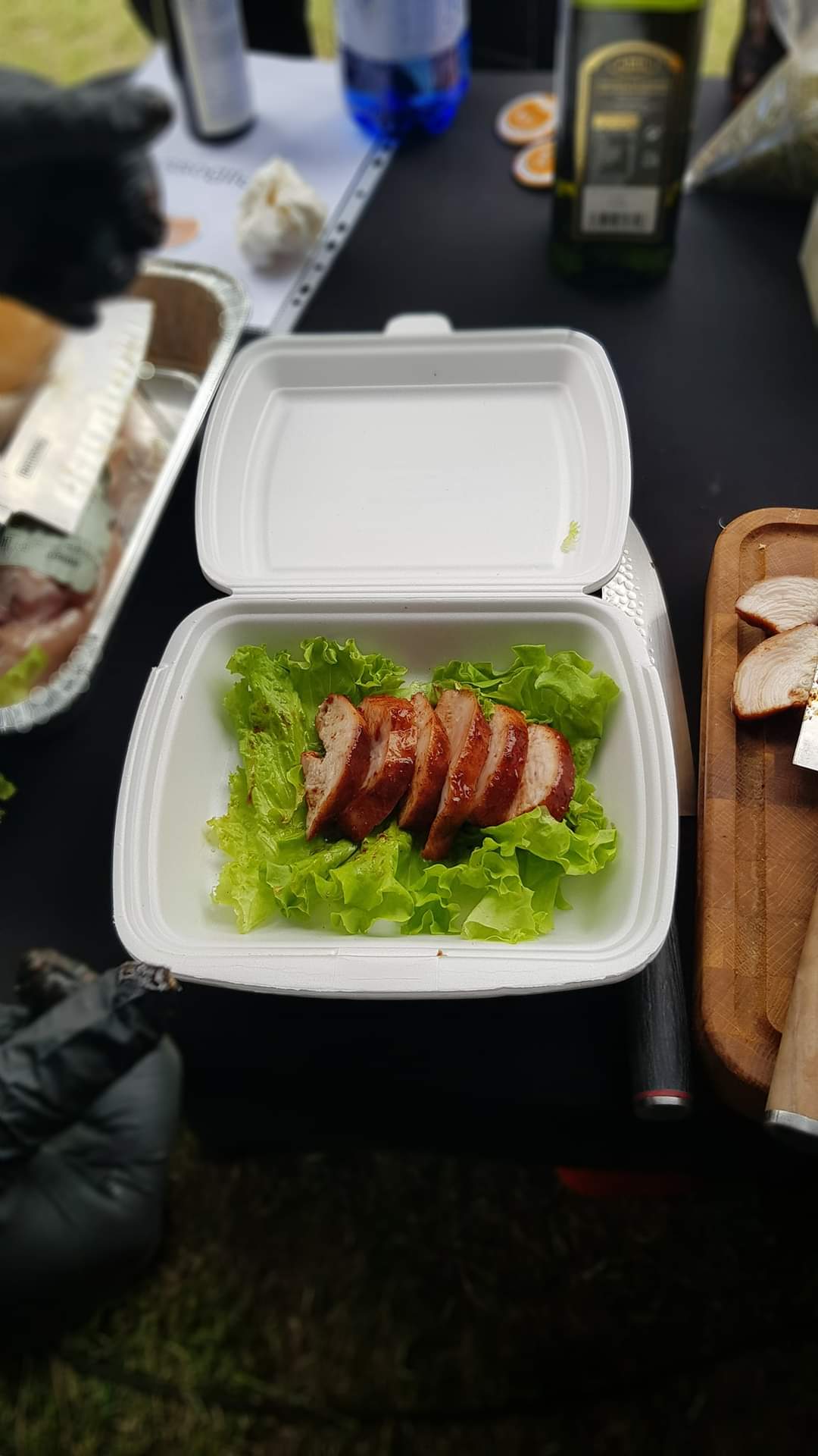 Un filet de poulet tranché sur une feuille de salade