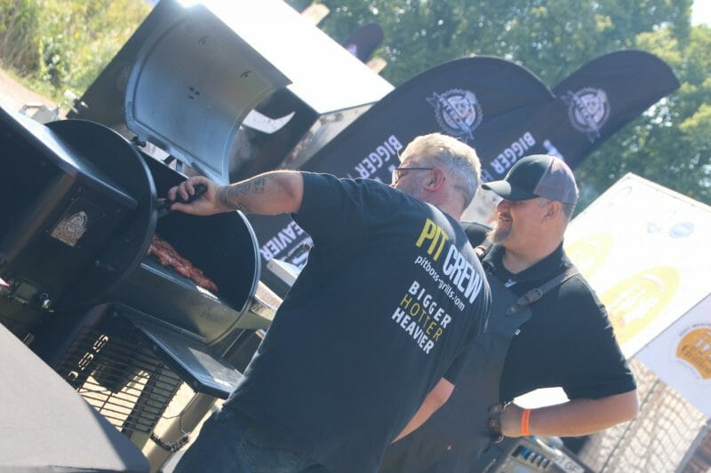 Chef Rohan avec Chris, en compétition dans l'équipe Pit Boss en Estonie.