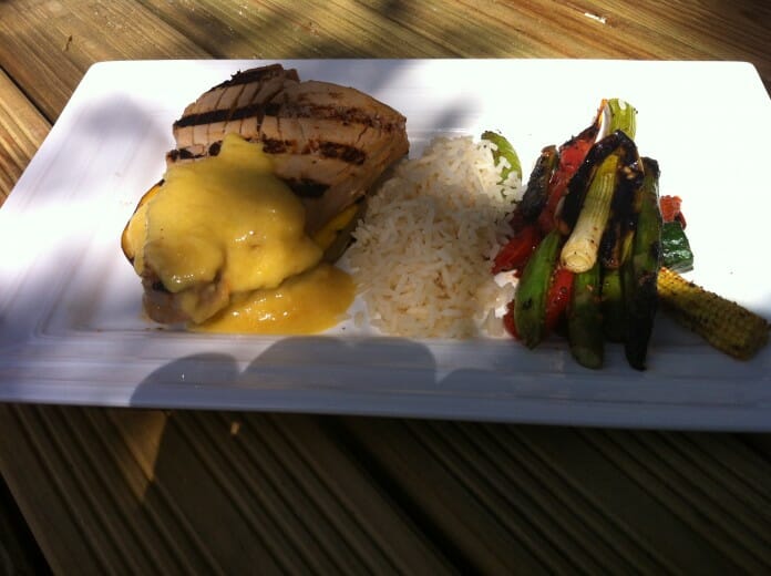 Thon rouge grillé, sauce à la mangue, au miel, gingembre et citron vert.
