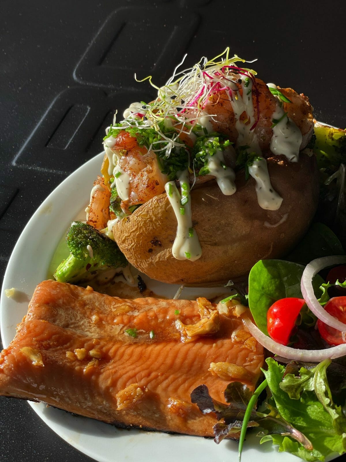 Pomme-de-terre farcie aux scampis, saumon mariné, crème à l'aneth