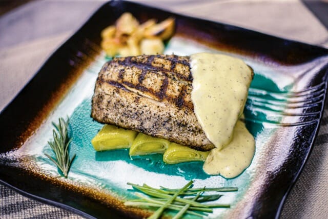 Okapaka grillé au barbecue sur lit de poireaux, sauce hollandaise