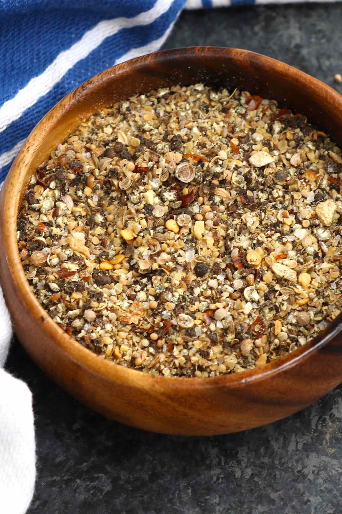 Un mélange d'épices broyées dans un pot en bois