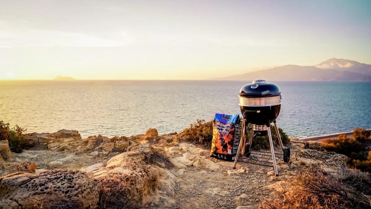Un BBQ qui surplombe la mer dans le sud de la Crète au coucher du soleil.