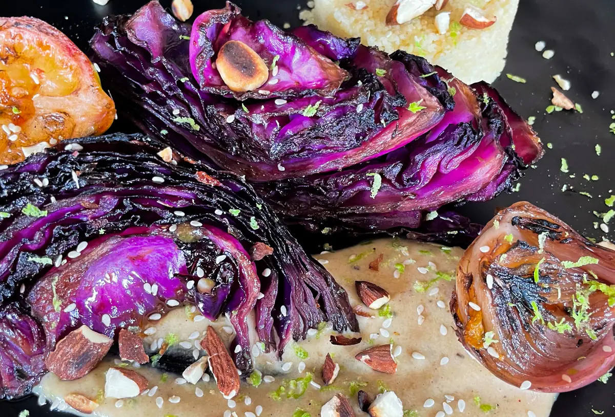 Chou rouge grillé et braisé, sauce au tahini, couscous