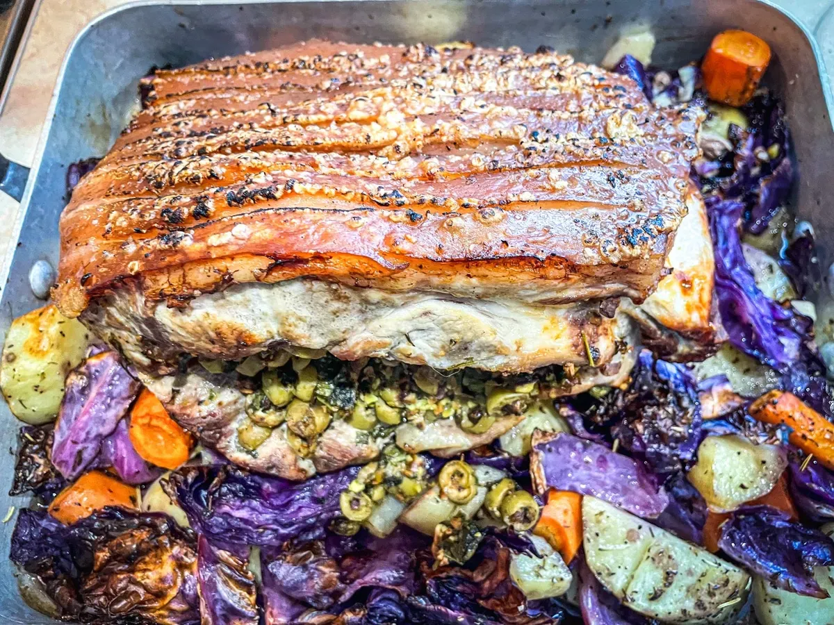 Épaule de porc farcie pistaches & olives au BBQ