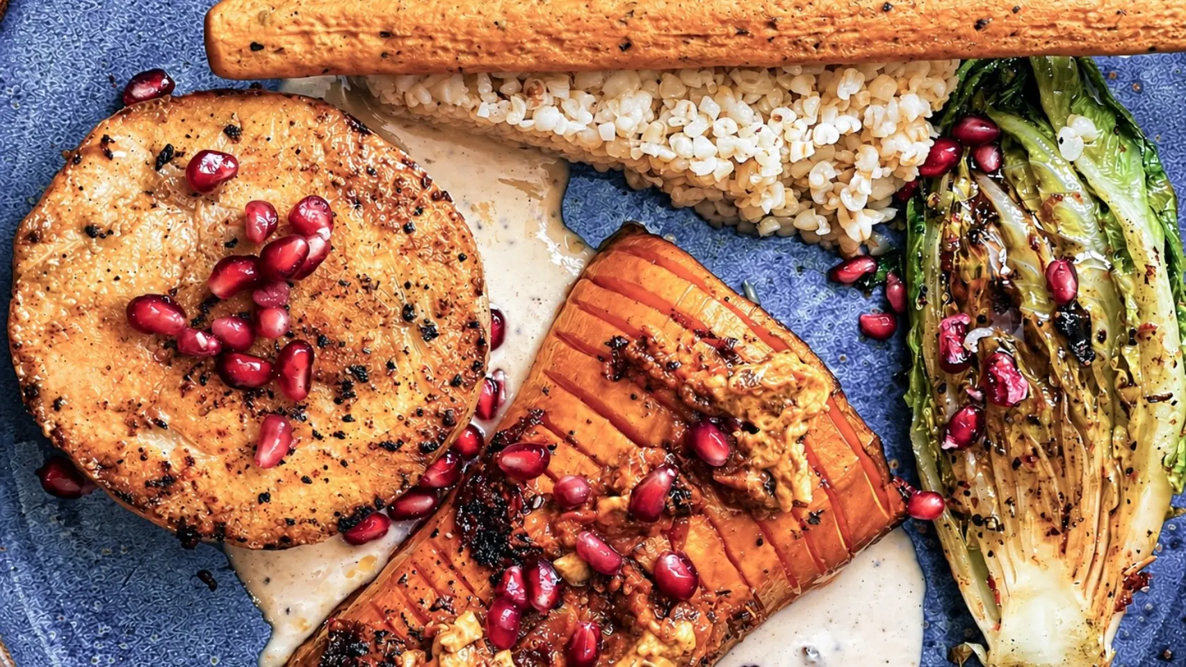 Pavé de colin grillé à la plancha, butternut fumée au beurre de tomates, romaine grillée au balsamique de grenade, sauce tahini