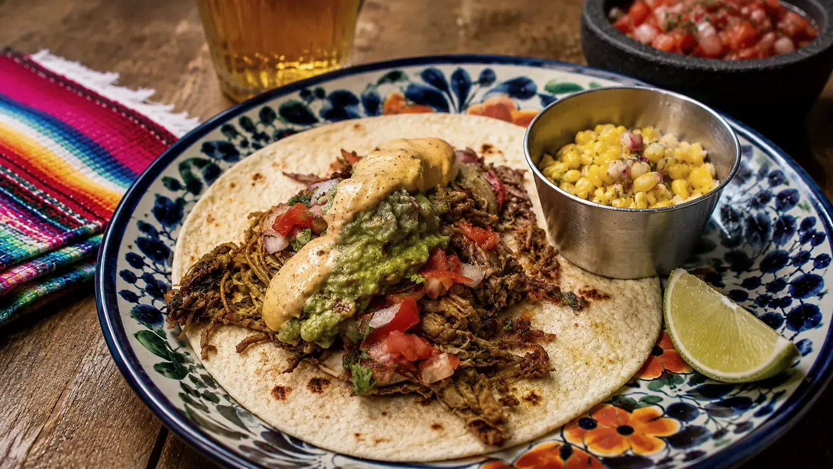 Tacos à l’effiloché d’agneau, guacamole et pico de gallo, sauce tex-mex maison