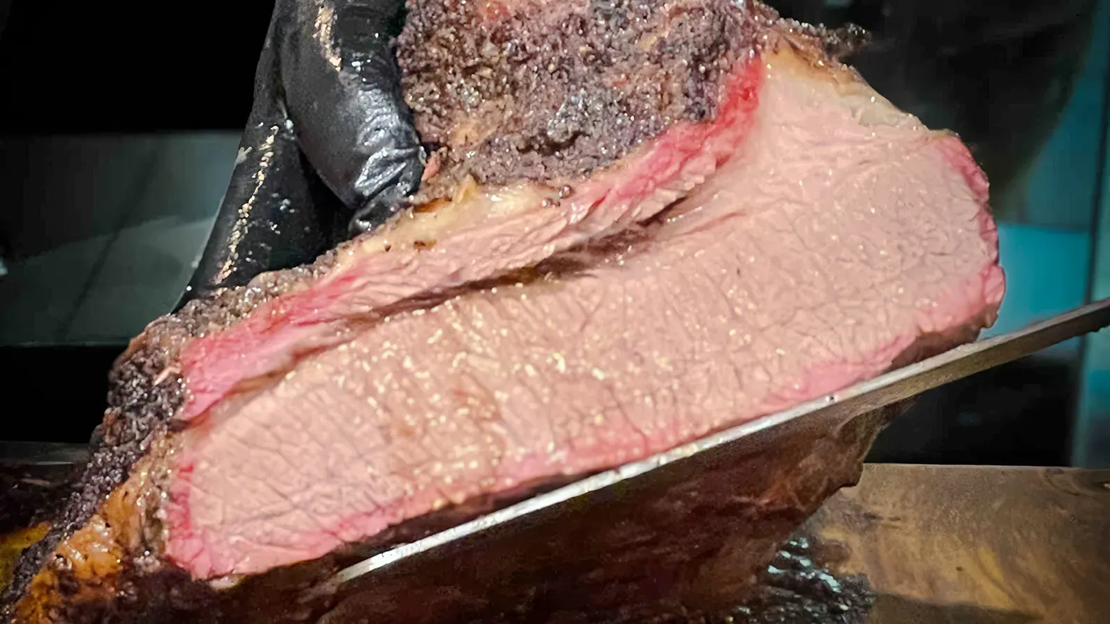 coupe d'un morceau de brisket au BBQ
