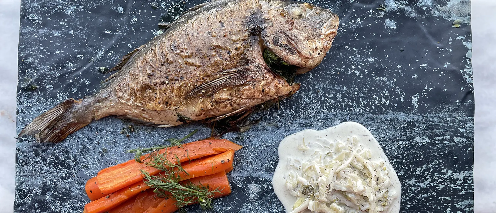 Daurade entière fumée au barbecue, double cuisson et sauce crème au fenouil