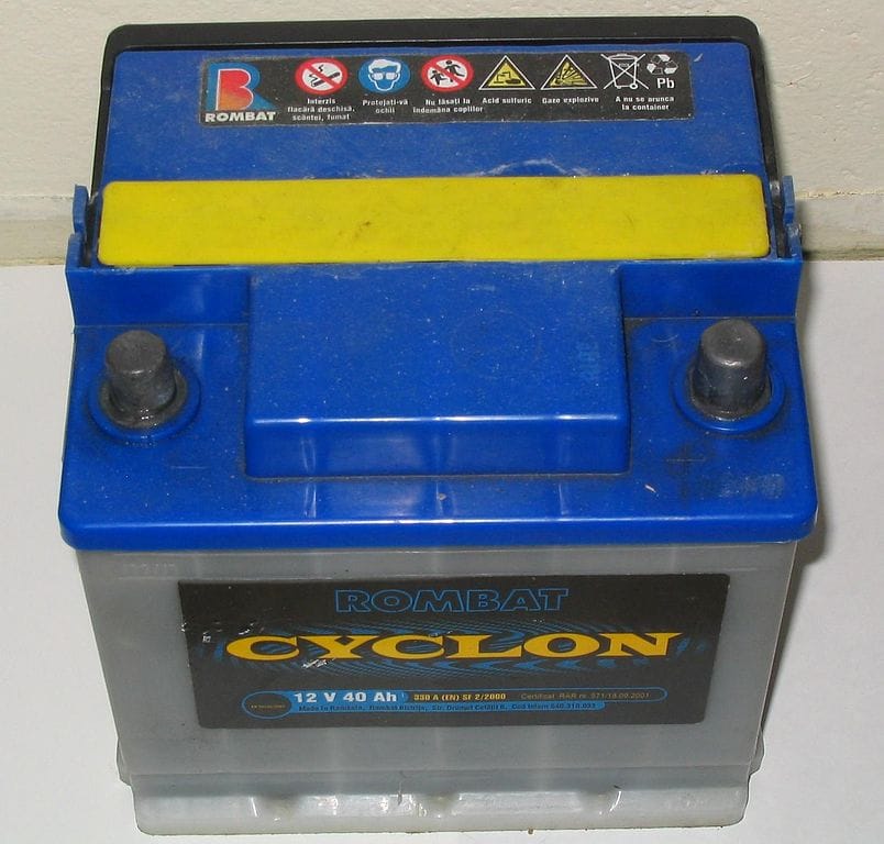 A typical 12 V, 40 Ah lead-acid car battery. No machine-readable author provided. Shaddack assumed (based on copyright claims)., Public domain, via Wikimedia Commons