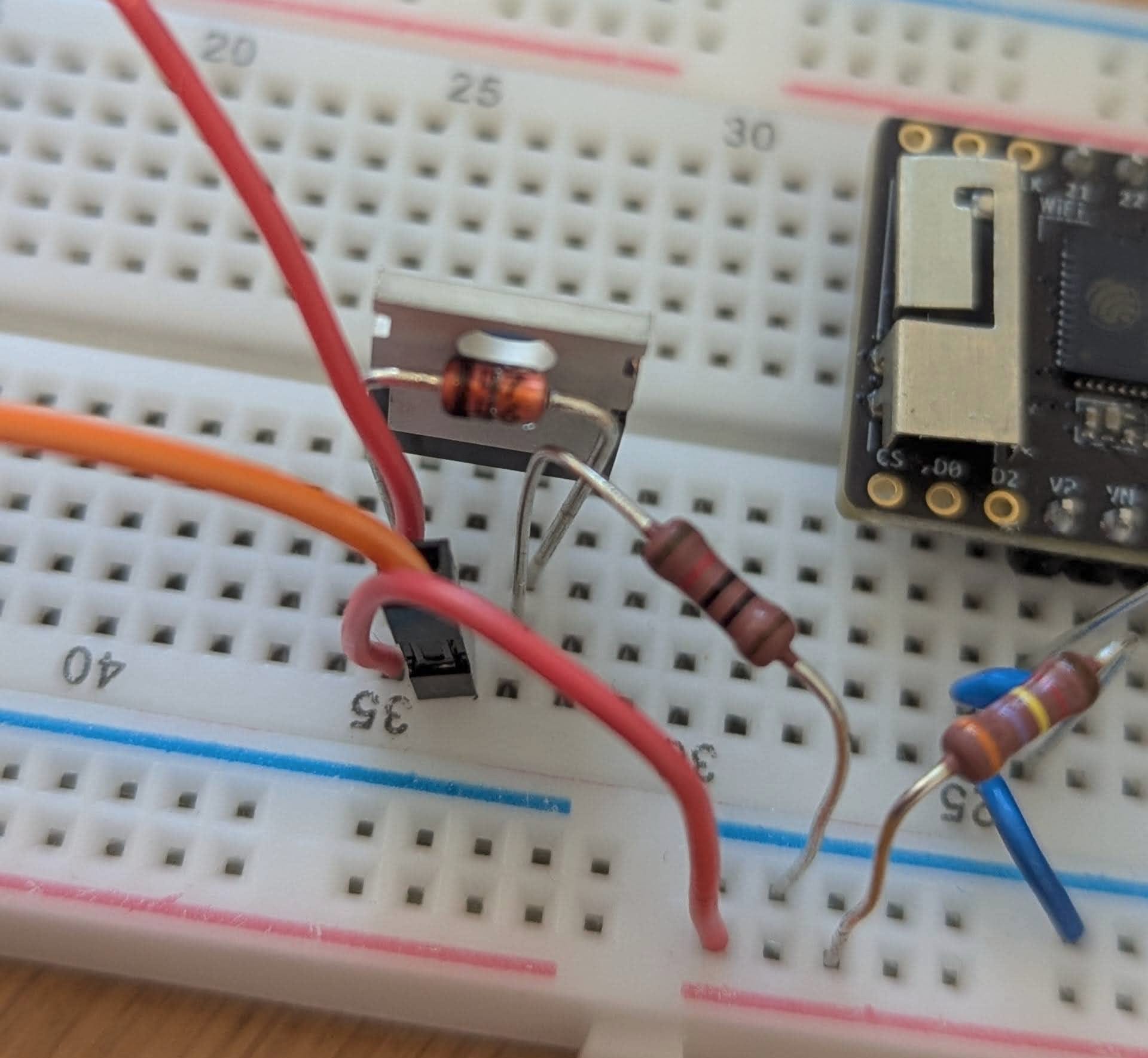 Close up of the reverse polarity protection connected.