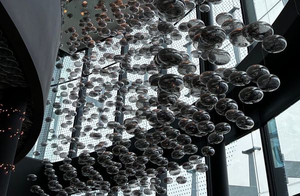 Uitholling door overvloed