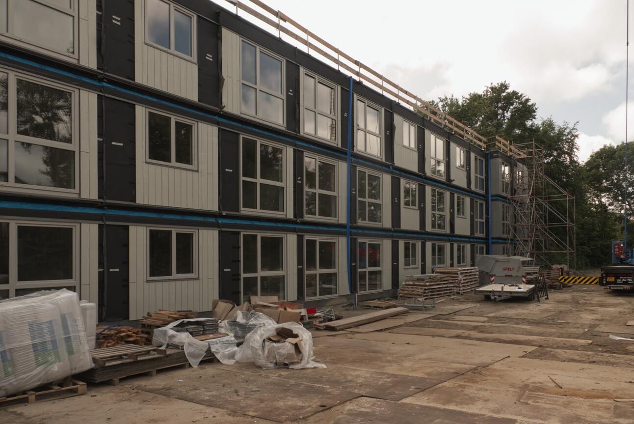 De bouw van de flexwoningen vordert. Foto: Henk Hommes voor nieuwsuitcastricum.nl