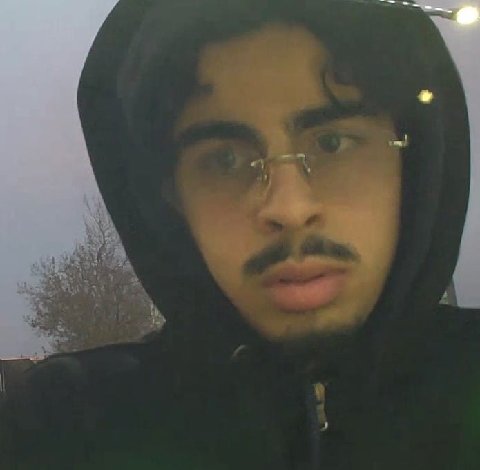 Deze jongen pinde duizenden euro’s met een gestolen bankpas. Afbeelding via de politie