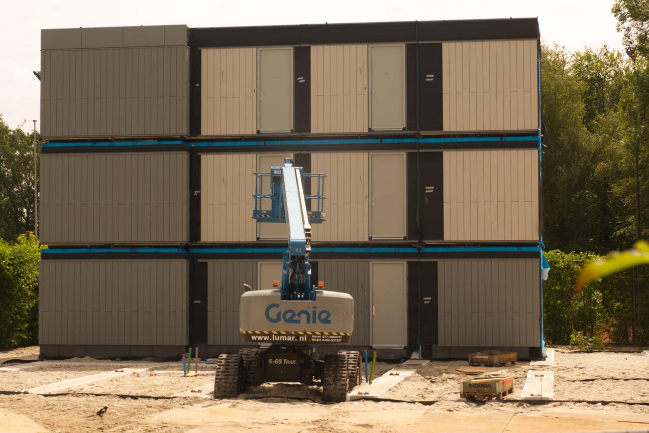 De eerste flexwoningen staan op het Berg & Bal-terrein. Foto: Henk Hommes voor nieuwsuitcastricum.nl