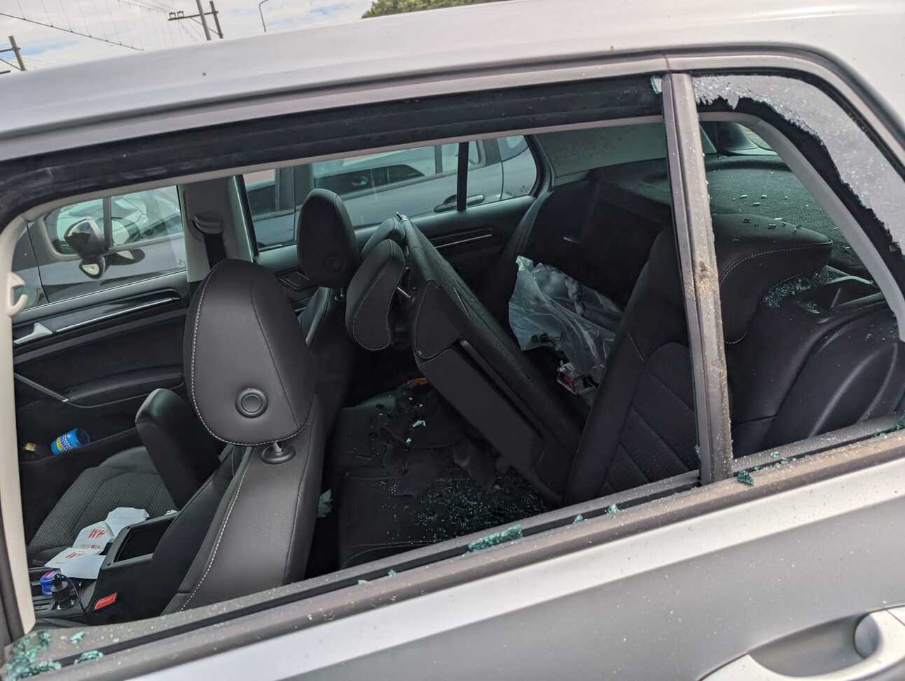 Een stoel op de achterbank is naar voren gezet. Foto via een lezer