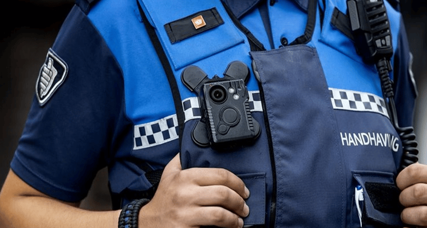Een bodycam op een BOA-vest. Foto via de gemeente Castricum