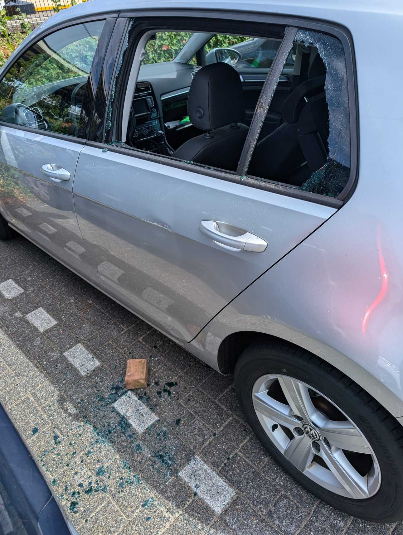 Een steen bij een ingegooide autoruit. Foto via een lezer