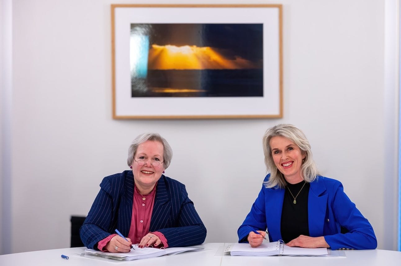 Waarnemend burgemeester Karen Heerschop (l) en Nienke Hopman van Biesterbos Groep tekenen de overeenkomst. Foto: Hans Brouwers