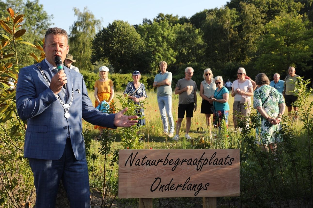 Burgemeester Ben Tap opent de natuurbegraafplaats. Foto: gemeente Castricum