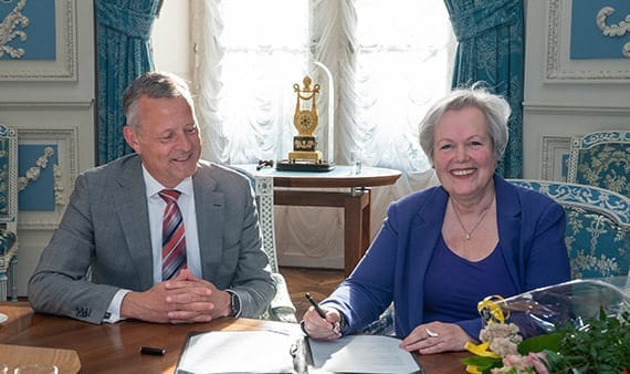 Karen Heerschop (r) naast Arthur van Dijk, commissaris van de Koning in Noord-Holland. Foto via de provincie Noord-Holland
