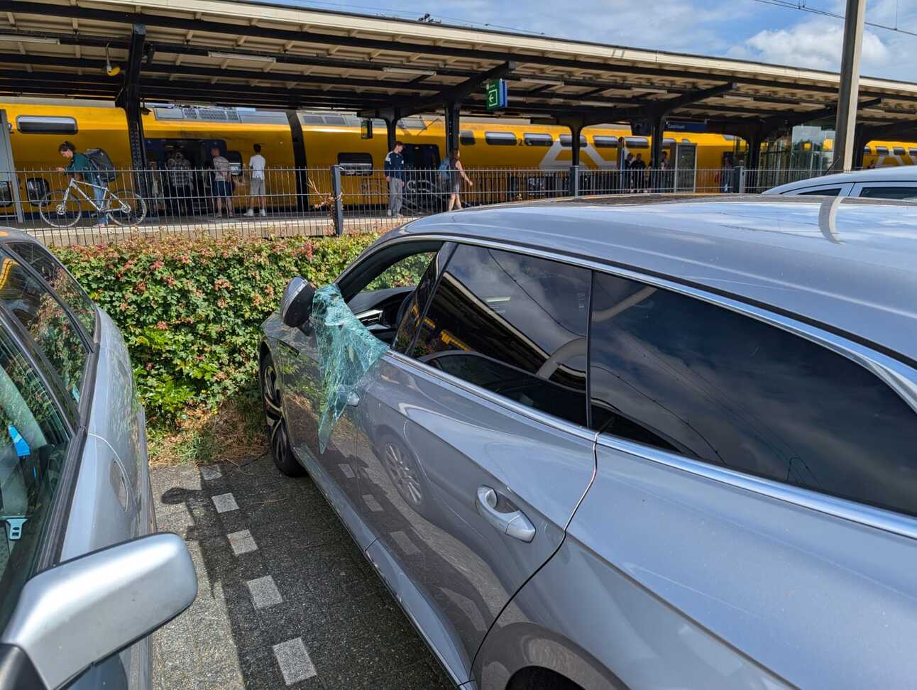 Eén van de beschadigde auto’s. Foto via een lezer