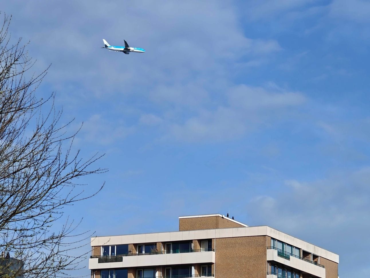 Een KLM-vliegtuig boven de Loet in Castricum. Archieffoto: Rens Blom / nieuwsuitcastricum.nl