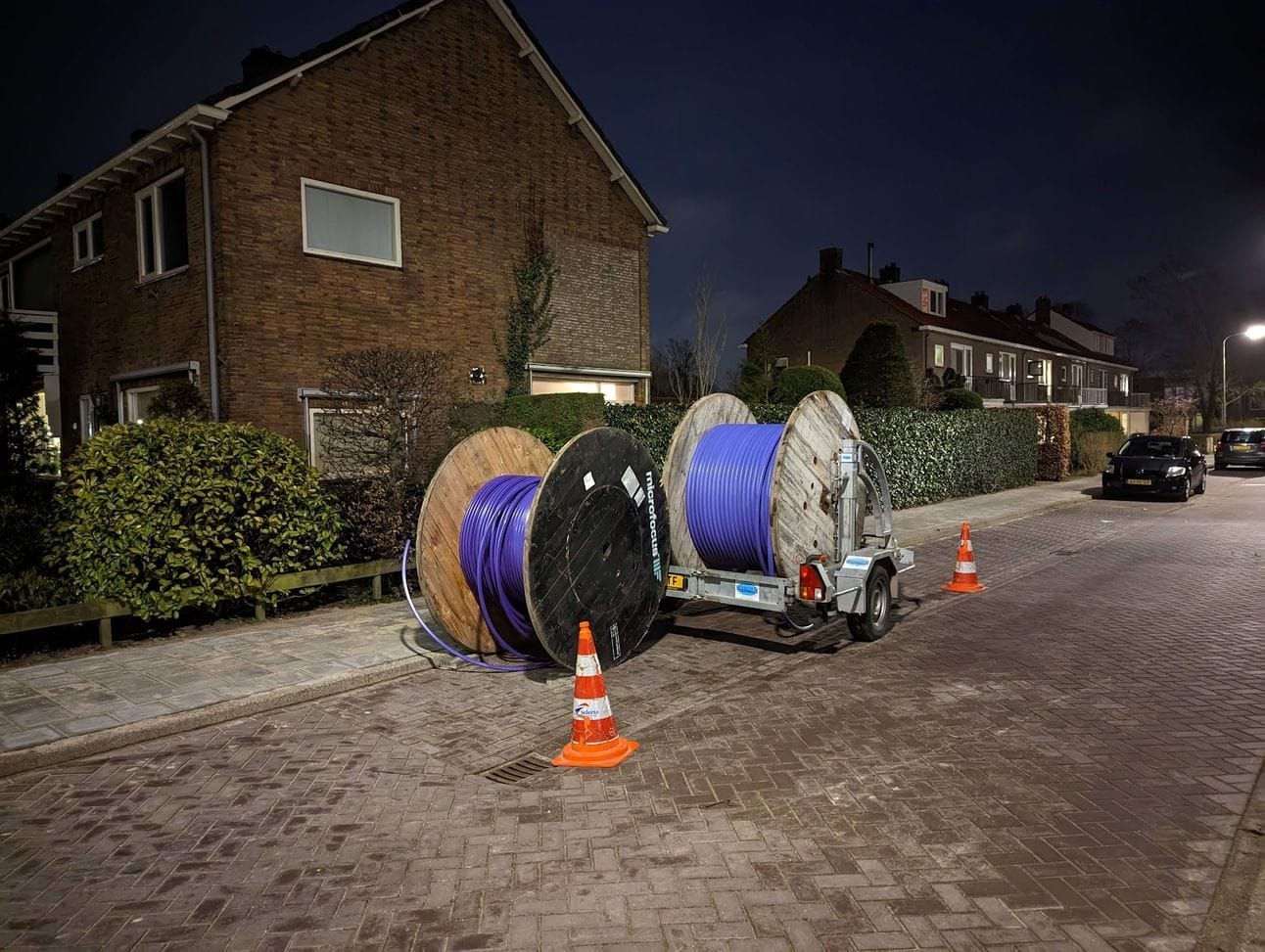 De aanleg van glasvezel in het centrum van Castricum. Foto: Rens Blom / nieuwsuitcastricum.nl