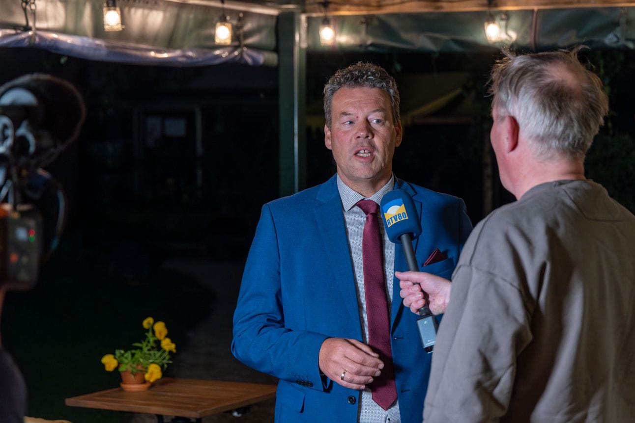 Ben Tap geeft een interview in het stemlokaal. Foto: Sam de Joode