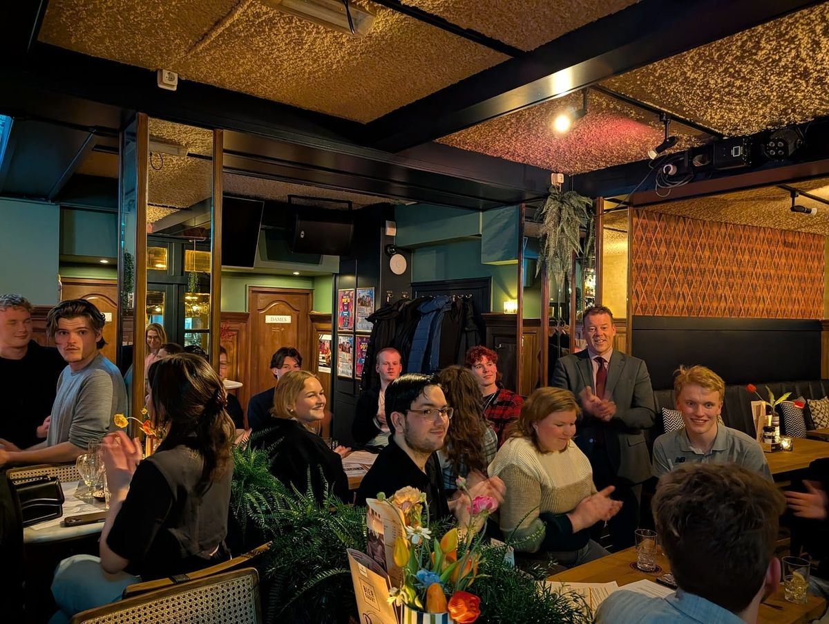 Jongeren delen hun wensen en zorgen in gesprek met jonge politici