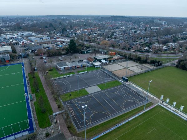 Nieuws uit Castricum: tijdelijke school op handbalveld