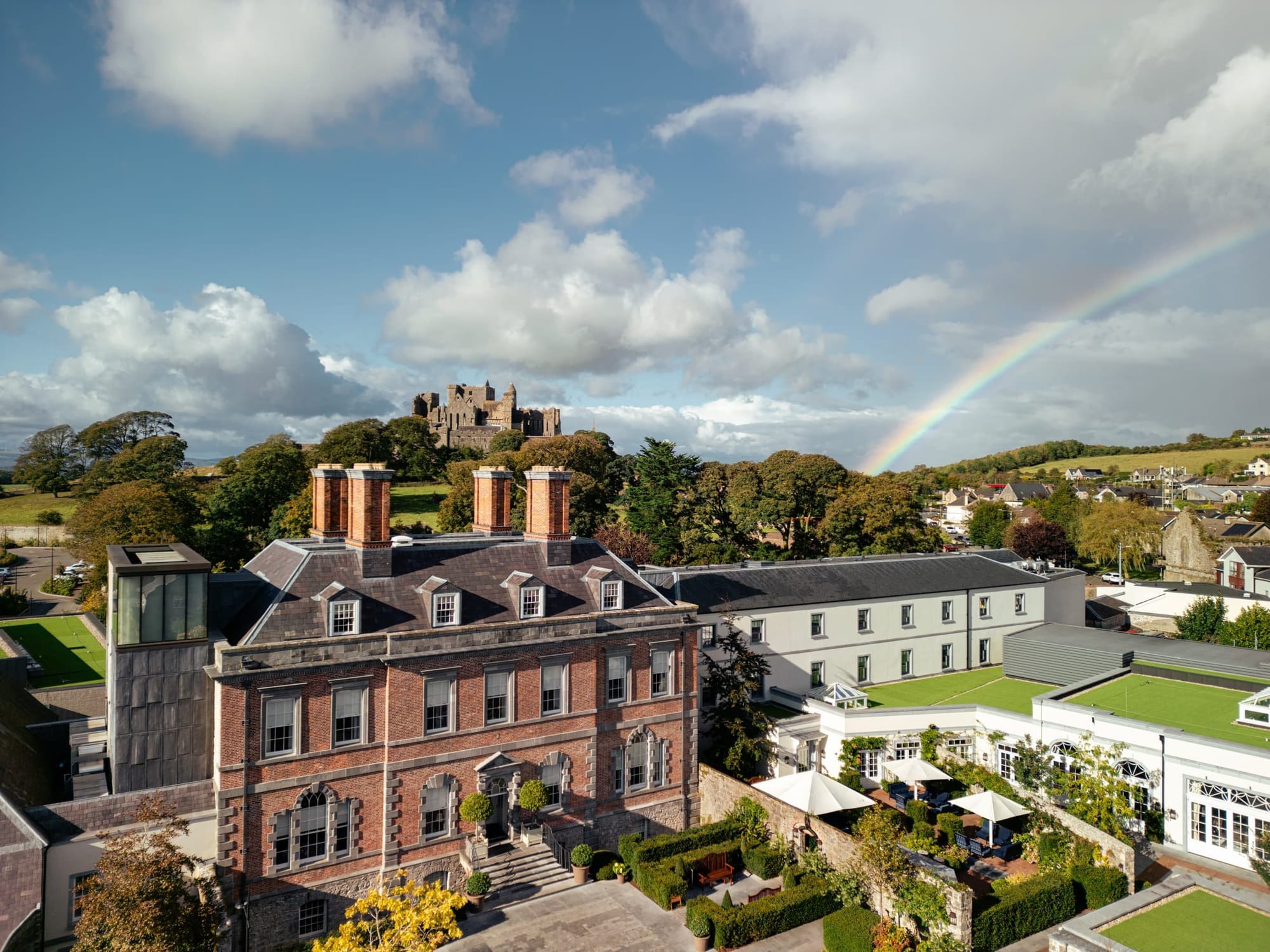 Cashel Palace hotel with the Rock of Cashel behind