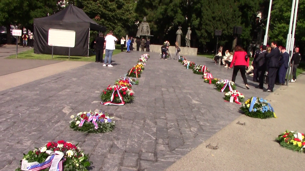 Kladenie vencov na Námestí SNP v Bratislave 26.08.2025 pri príležitosti 81. výročia SNP. Úvod a prejav min. Takáča. Videá.