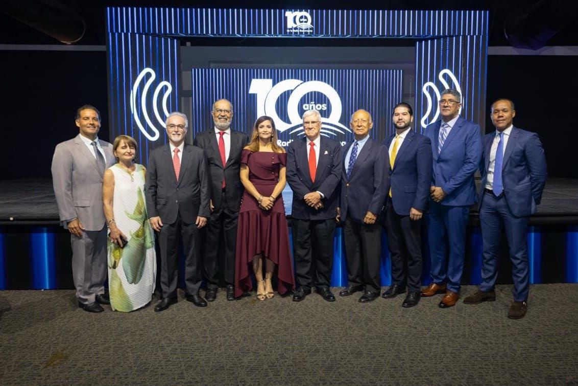 Cien años de radio dominicana: la confianza vive en la persona detrás de la voz