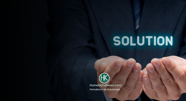 Manos abiertas de una persona en traje oscuro, con la palabra solución iluminada