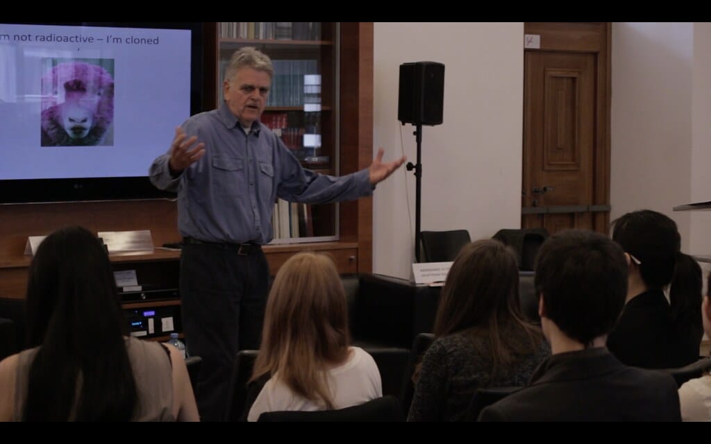 Peter Rickwood discussing the relationship between journalism and nuclear politics in 2015. (Flickr)