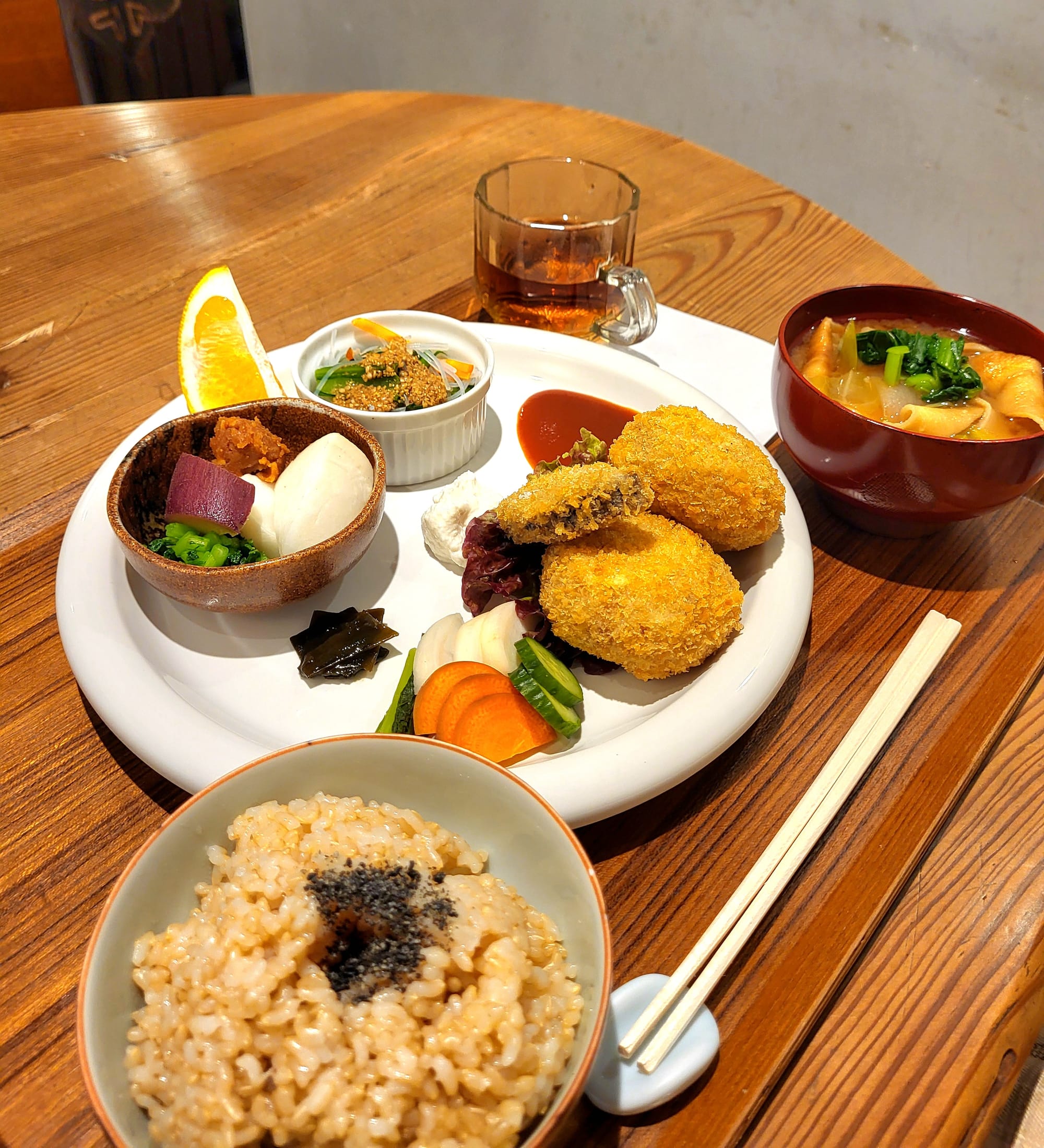 Japanese vegan dishes including fried foods, rice, and soup.