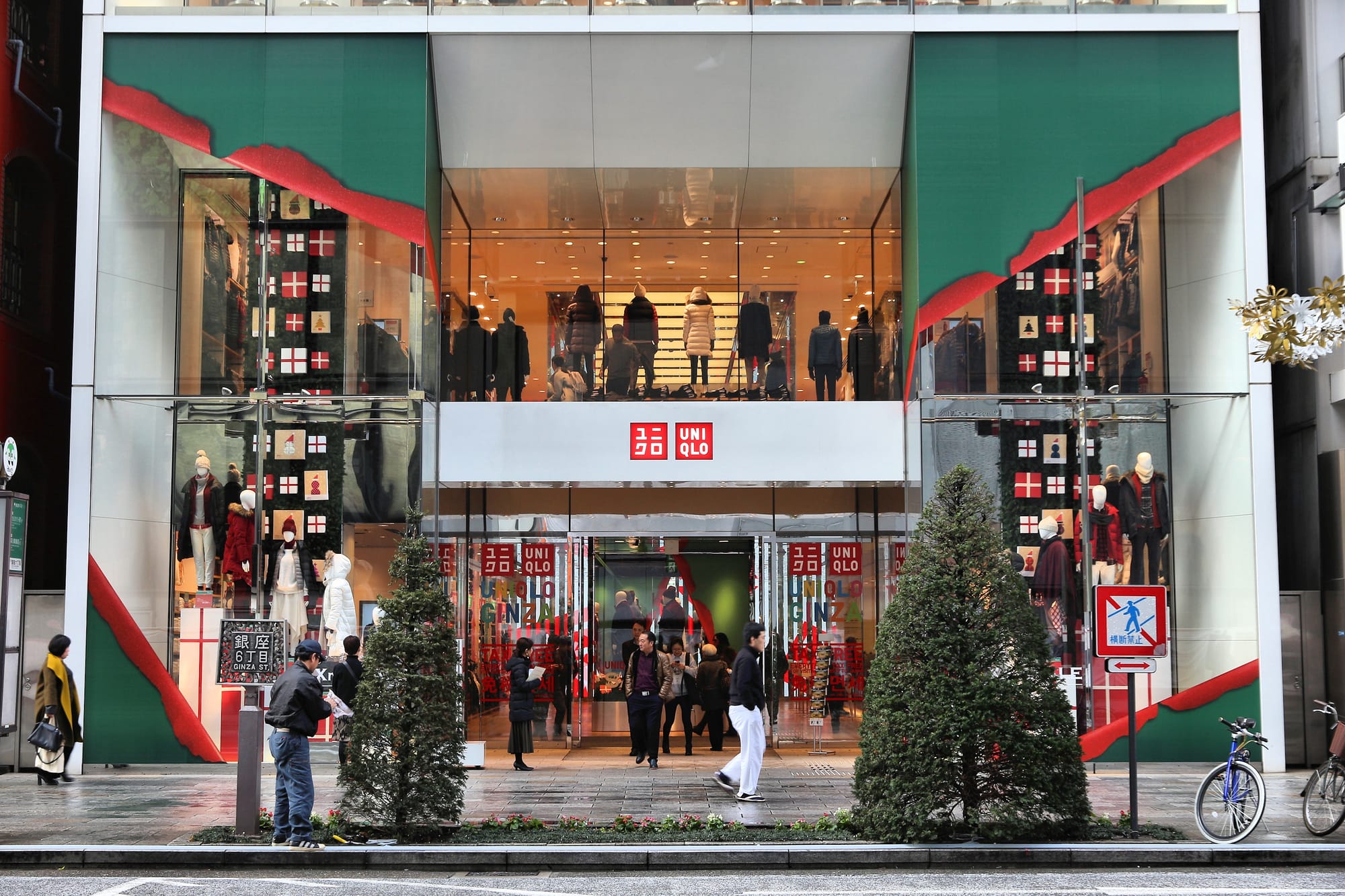 Storefront of UNIQLO, Ginza, with mannequins in winter clothes inside.