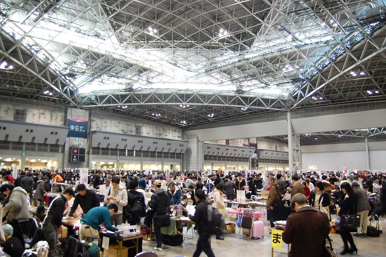 A hall full of doujinshi artists and visitors at Comiket
