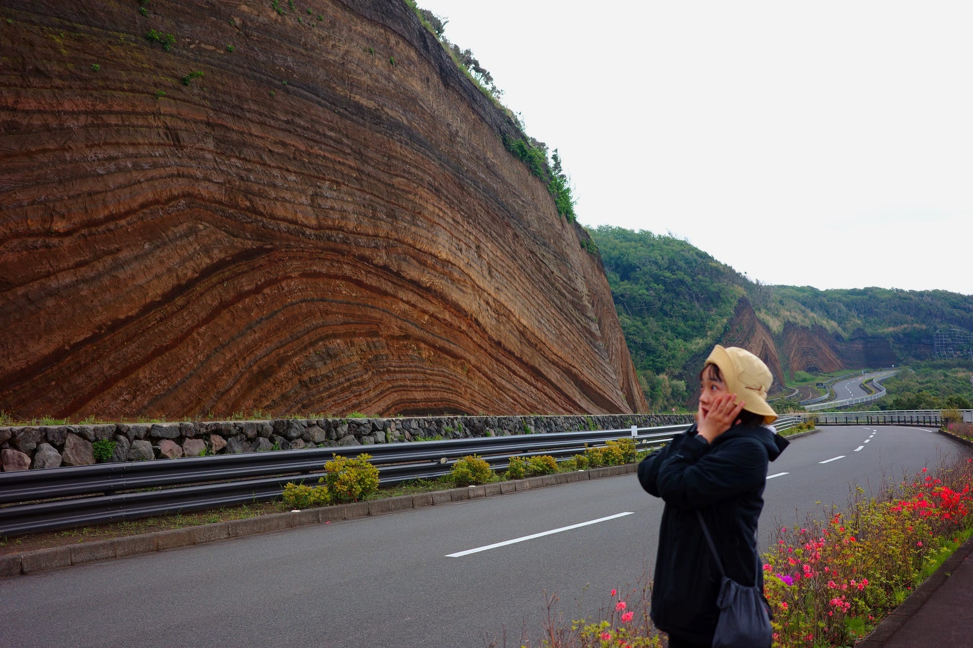 The great road cut and Oshima Island, and a girl looking at it amazed